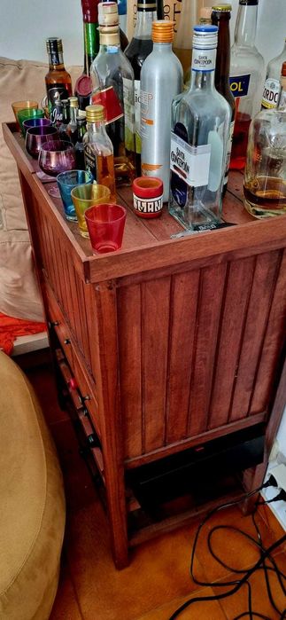 Elegante Bar com adega em madeira maciça