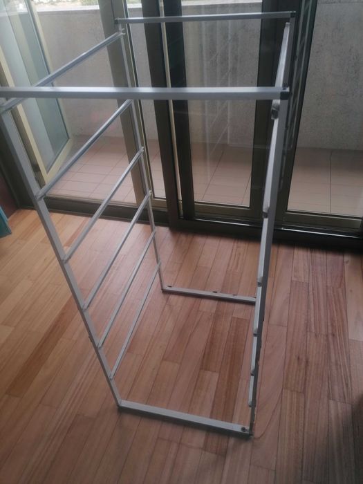 Armário em  alumínio com prateleiras em vidro