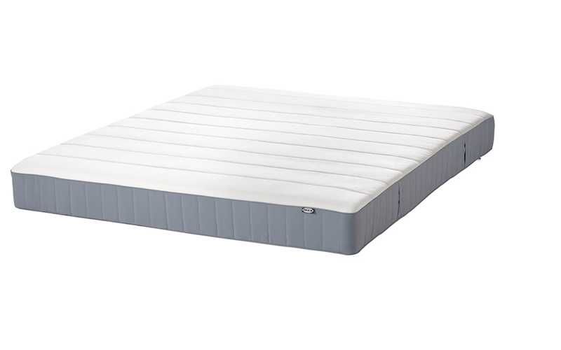 Cama de casal moderna com 4 gavetões e colchão de molas ensacadas.