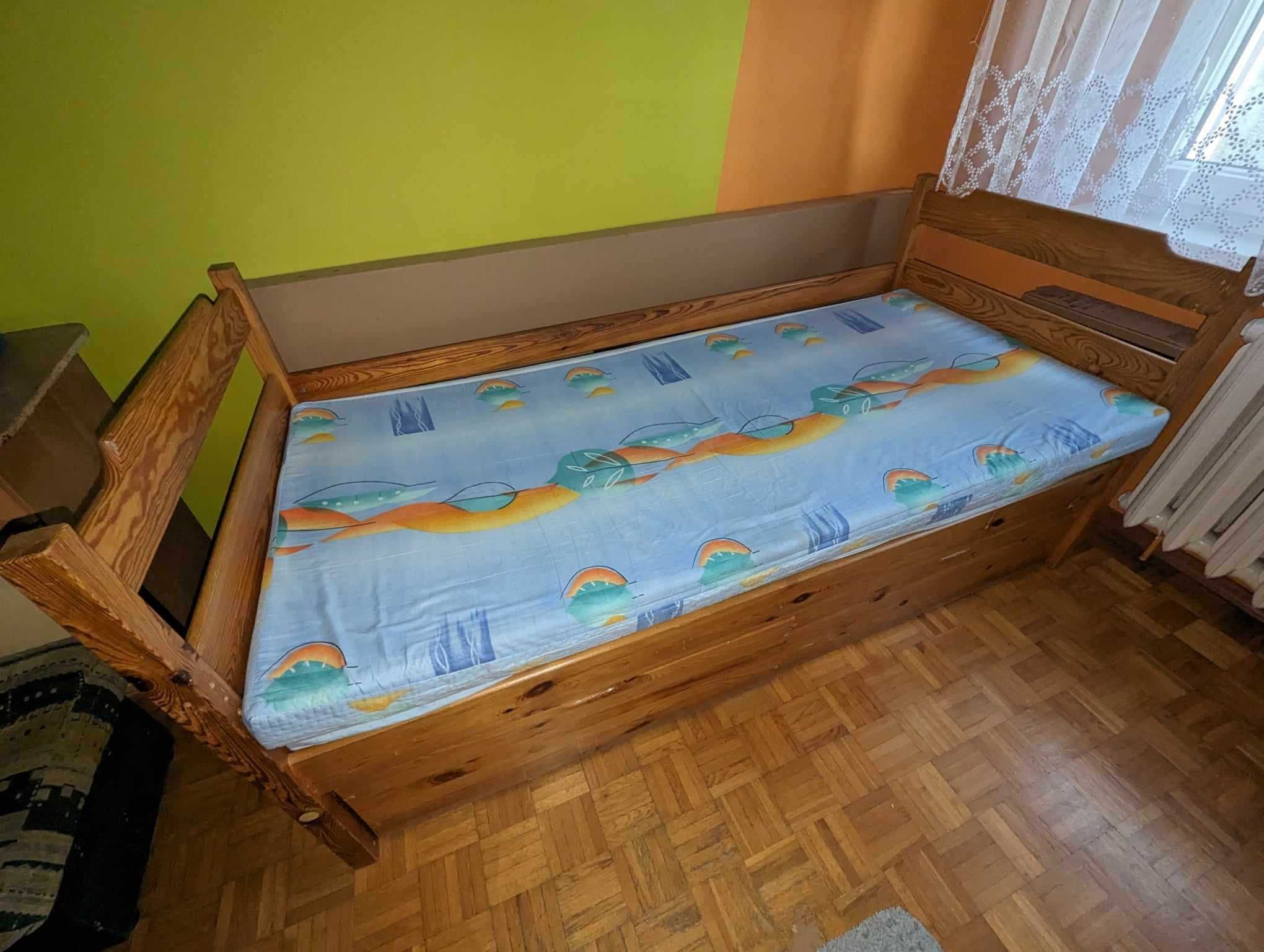Łóżko pojedyncze z kuframi