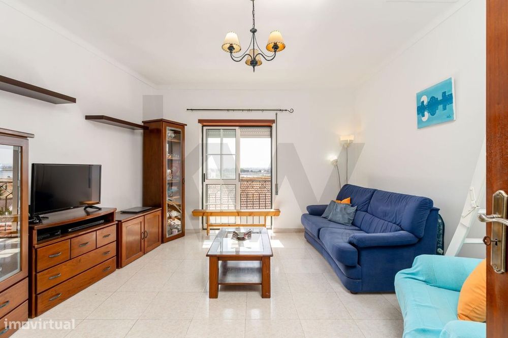 Apartamento T2 c/ arrecadação e vista rio no Montijo