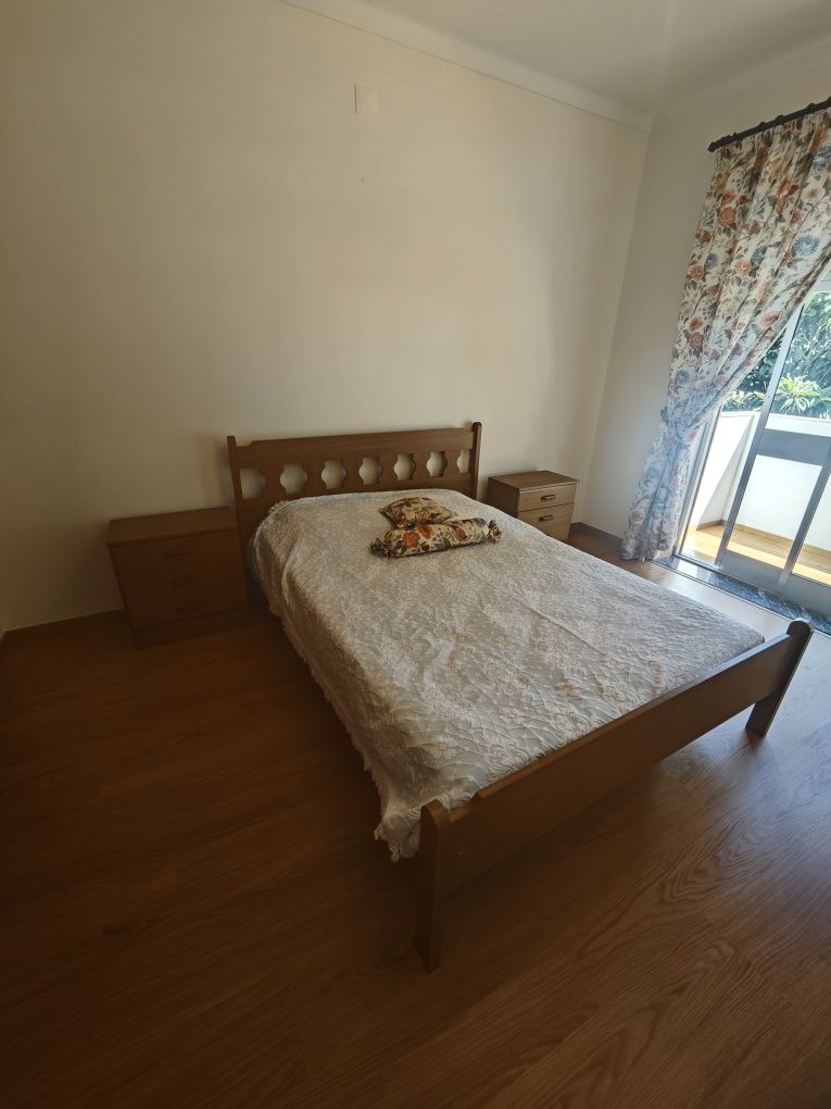 Cama de casal, cómoda em decor carvalho e outros e