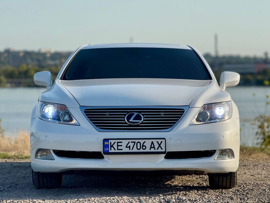 Lexus LS ottoman