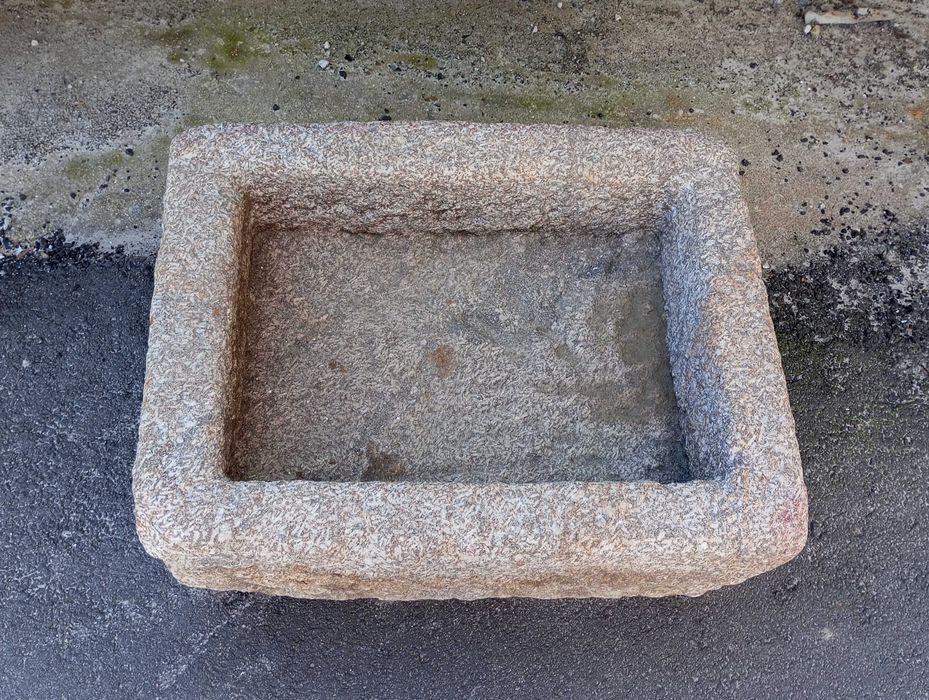 Antiga pia rectangular em pedra (81 x 64 x 31.5 cm)