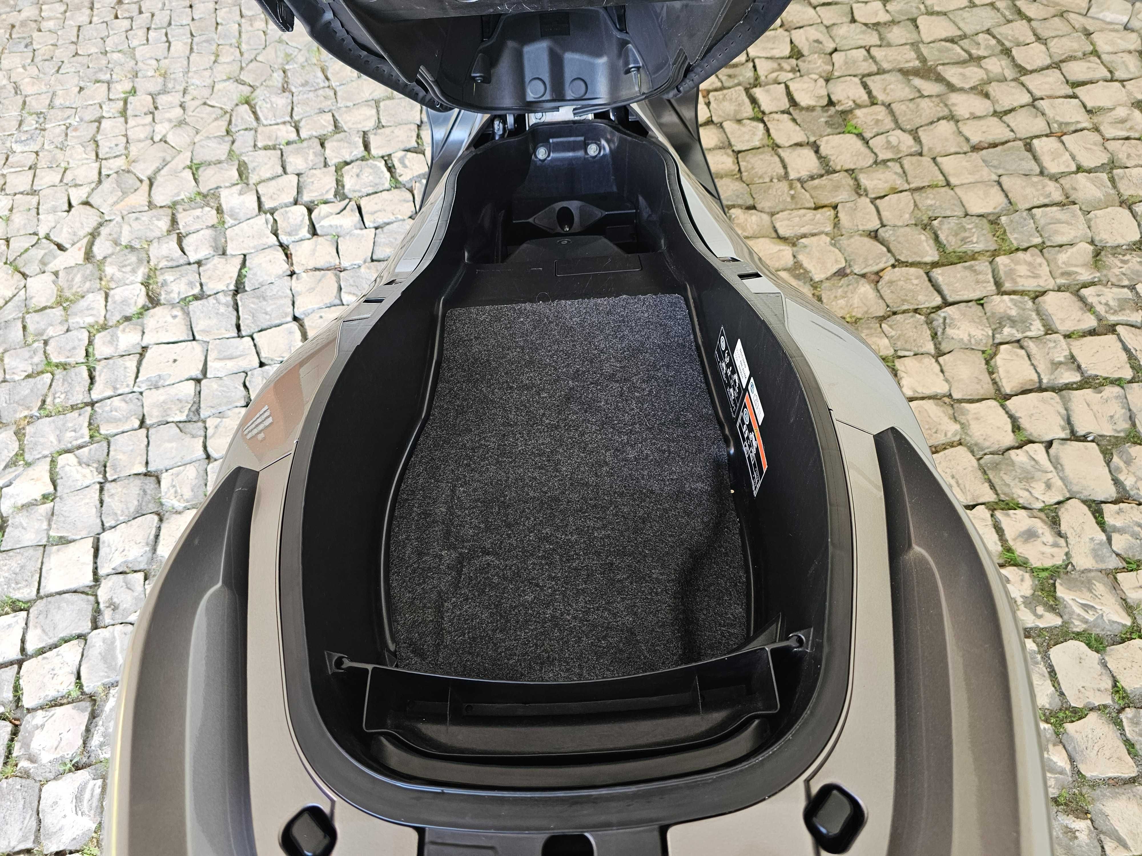 Honda Forza 300 com livro de revisões, de garagem