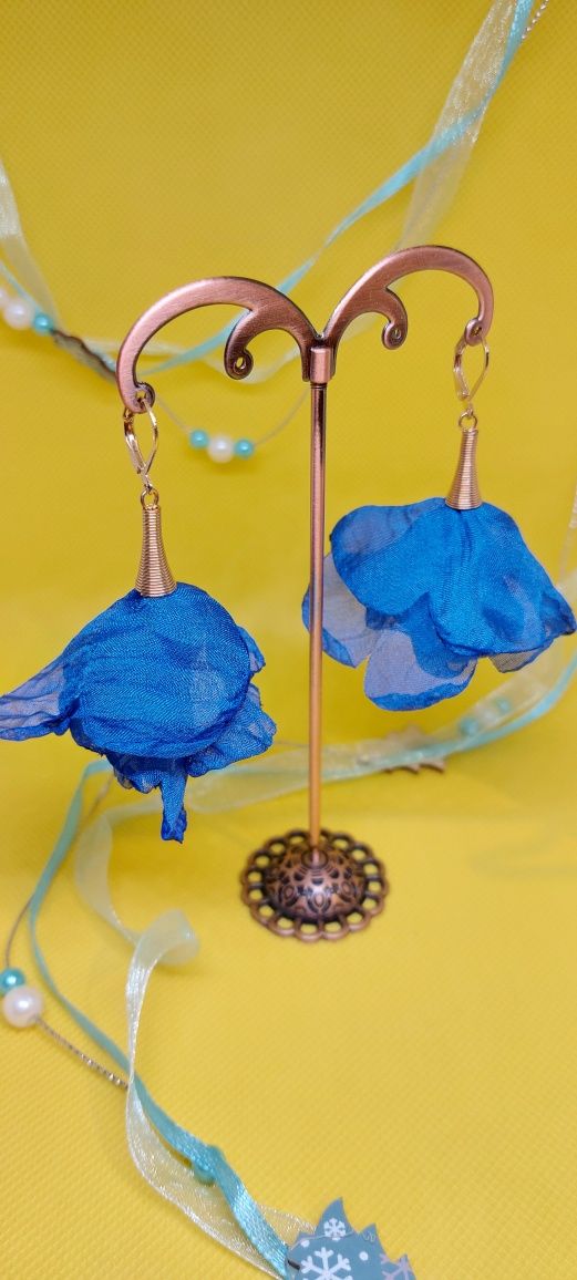 Kolczyki kwiatki z materiału kolor niebieski, chabrowy