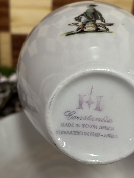 Chavena antiga marcada em porcelana