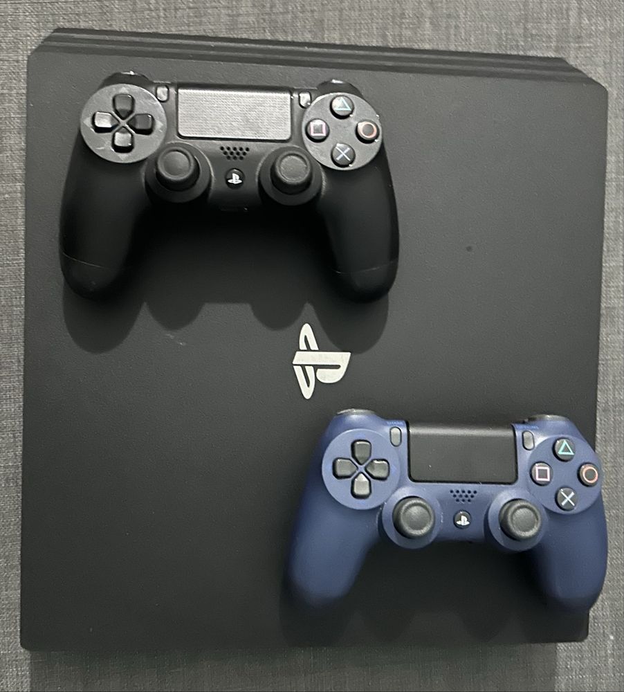 Playstation 4 Pro 1 TB  z 2 controller