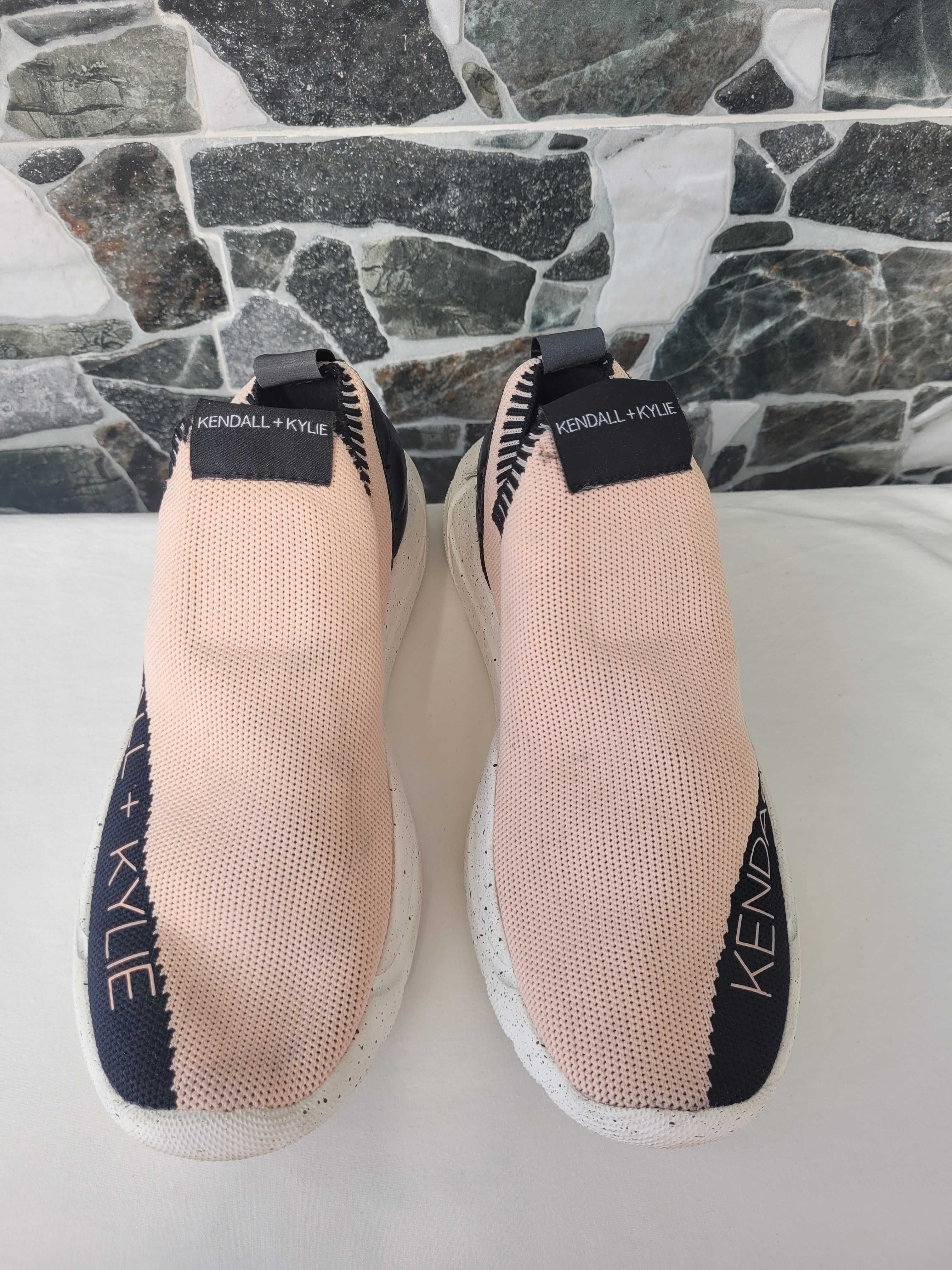 Tênis preto e rosa da Kendall + Kylie