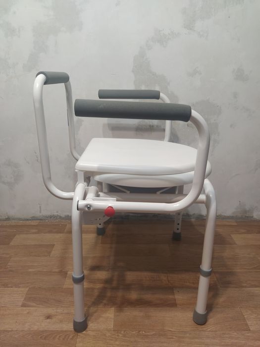 Стул-туалет, с откидными подлокотниками, регулировка высоты.