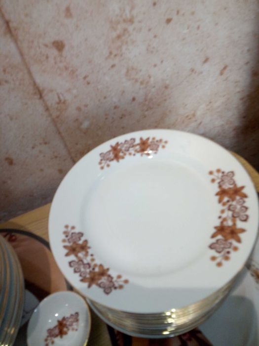 Serwis obiadowy na 12 osób biała porcelana ,ornamenty kwiatowe - PRL