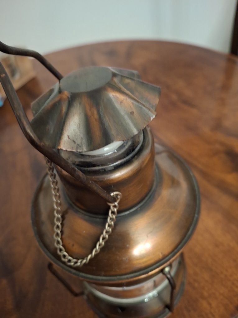 Karafka z okuciem w kształcie lampy