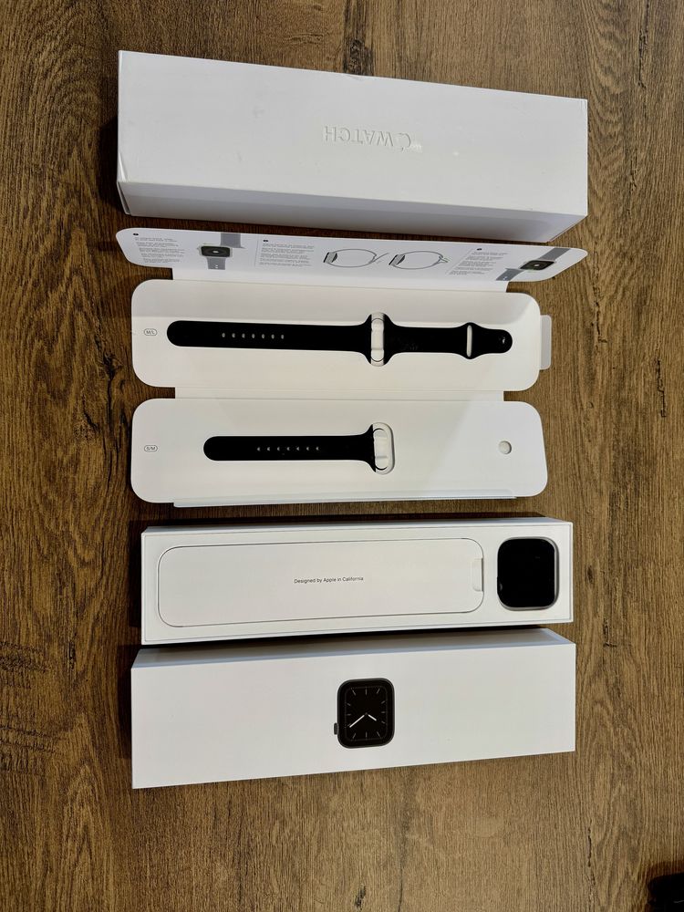 Apple Watch Series 5 44mm Space Gray GPS MWVF2LL/A