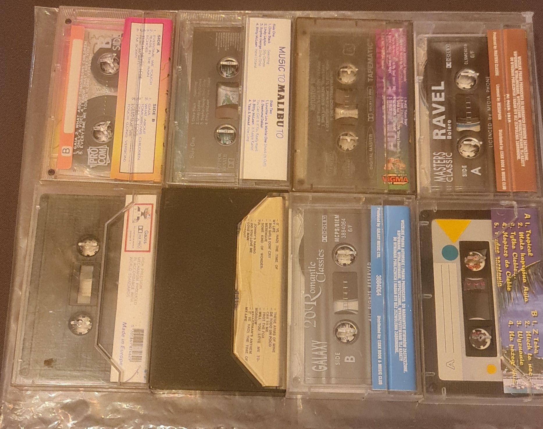 Zestaw kaset magnetofonowych z tamtej epoki. PEREŁKI