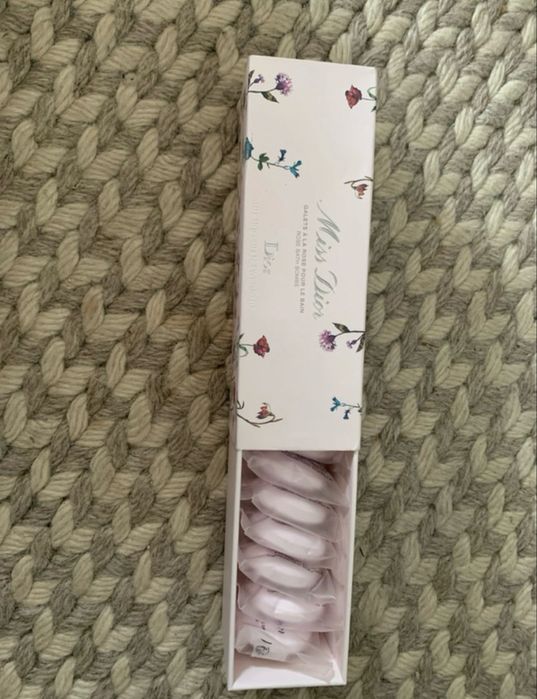Dekoracja różane kule do kąpieli Miss Dior. Factice