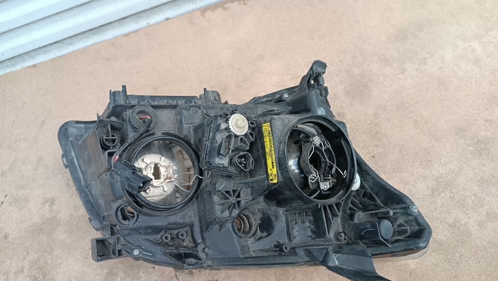 Vendo farol esquerdo de Toyota Avensis T25 ano 2005/08