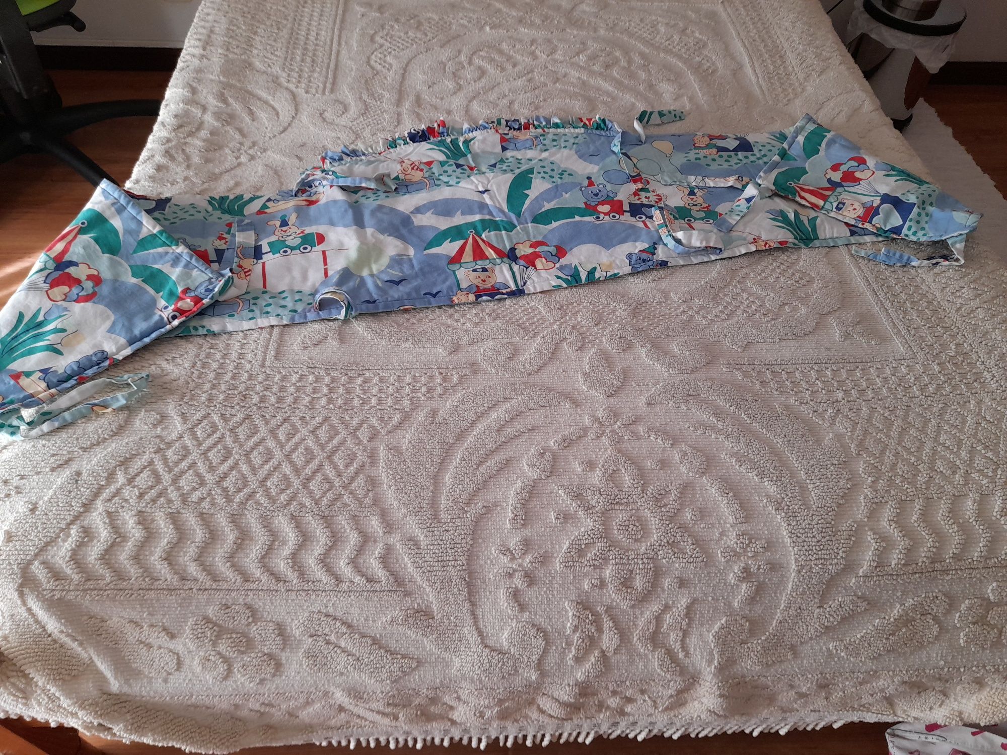 Cama/Berço de grades pinho c/colchão, edredon e capa, prot.e banheira.