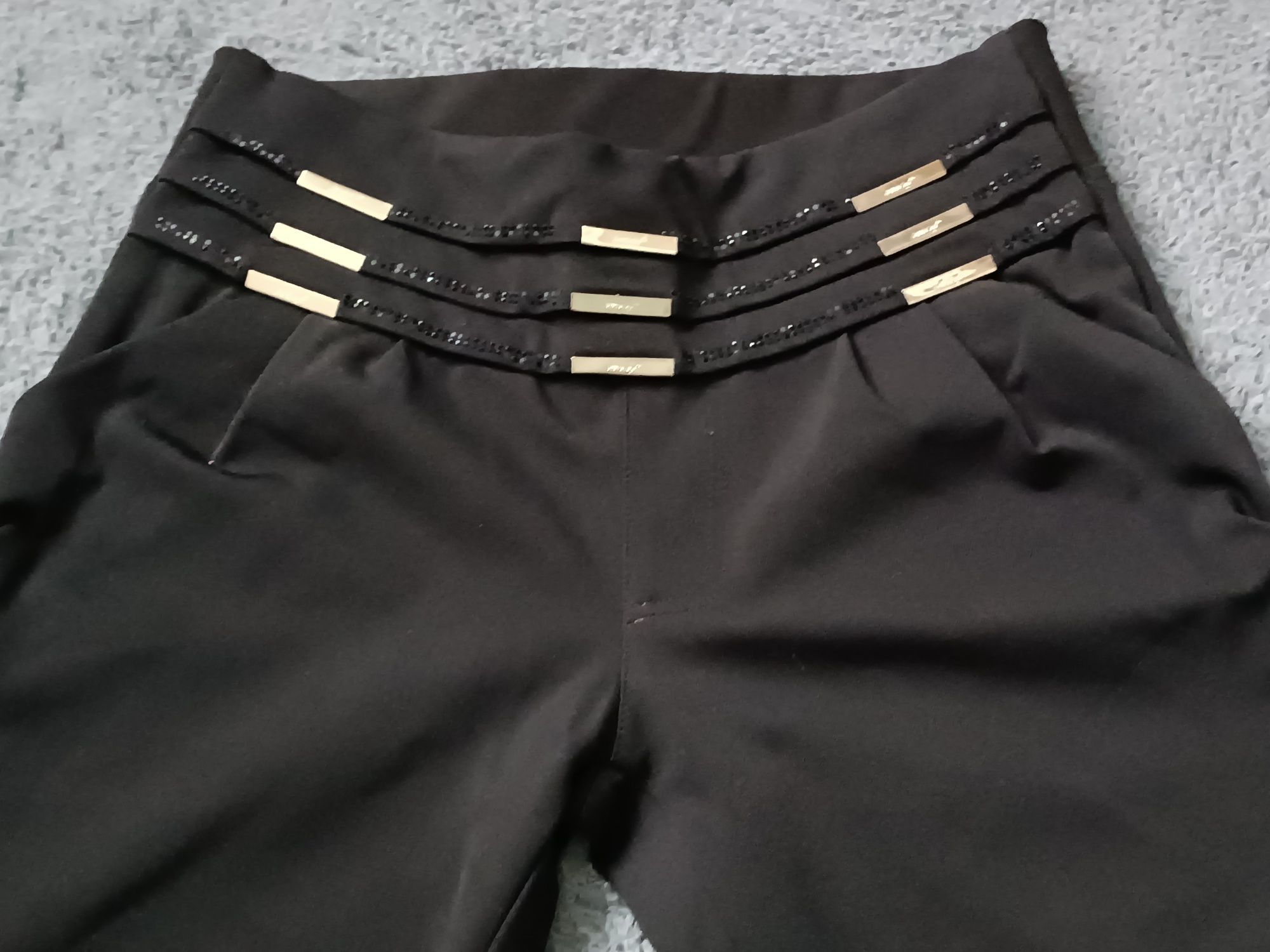 Czarne eleganckie spodnie na gumie z ozdobami