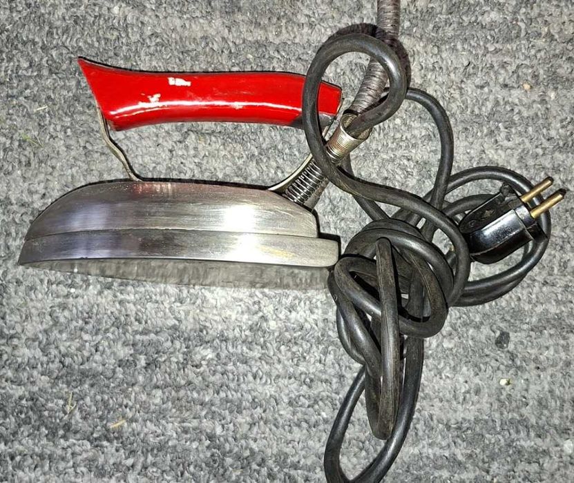 Lampka z żelazka wykonana  do oświetlenia stołu warsztatowego