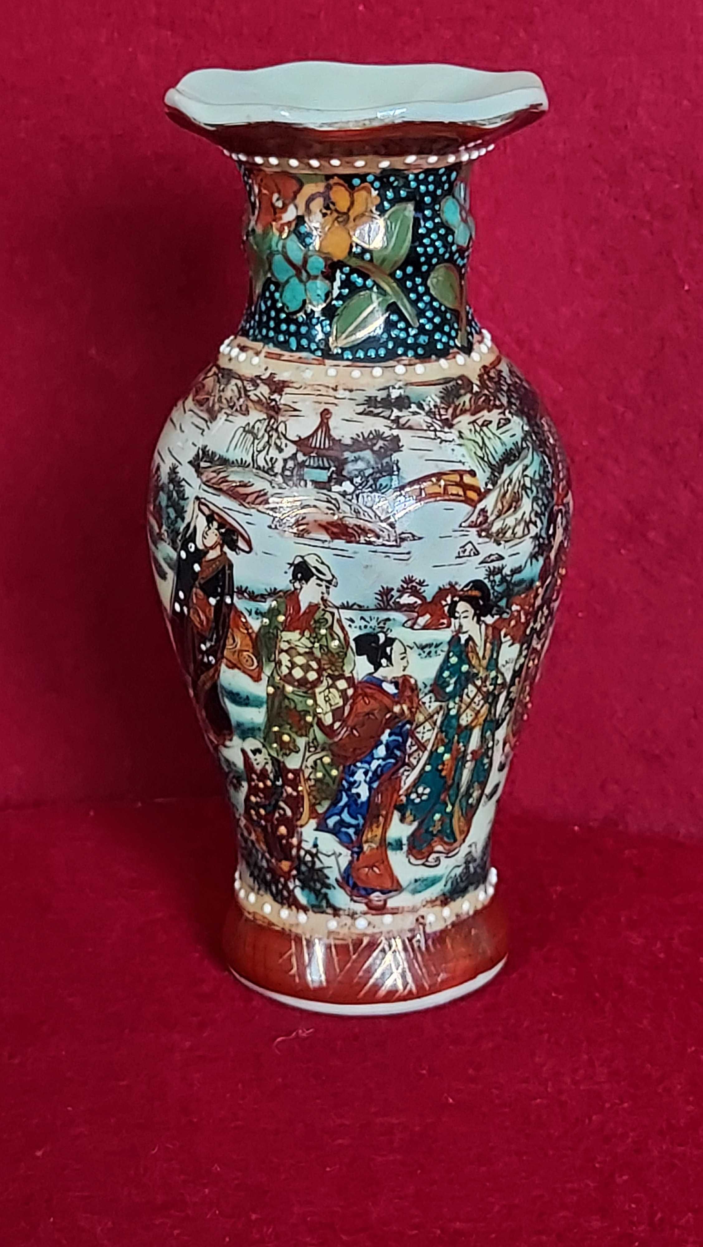 Chiński porcelanowy wazonik z lat 70-tych XX w.