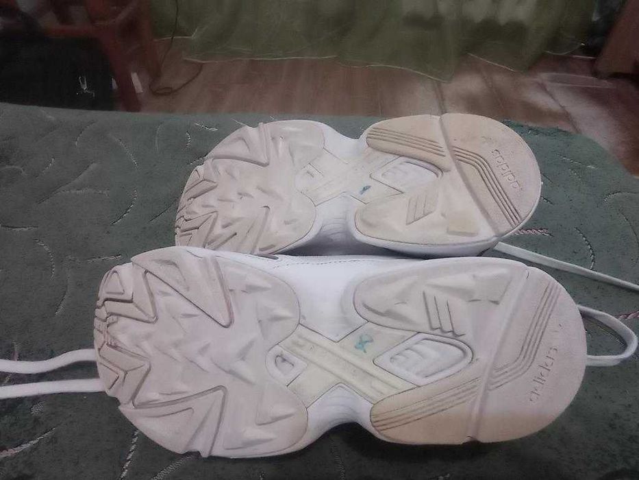 Кроссовки кожаные Adidas оригинал размер-40 по факту стелька-25,5-26см