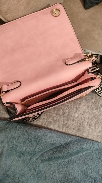 Mała torebka na długim pasku