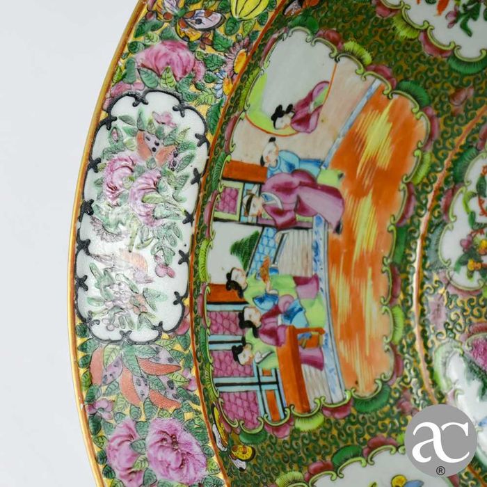 Grande bacia decoração Mandarim, policromada e dourada reinado Guangxu