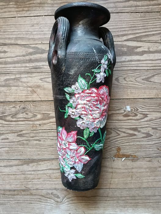 Jarra decorada em relevo