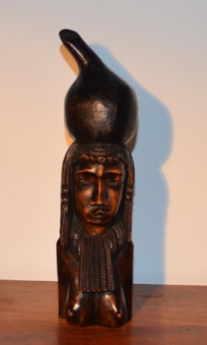 Estatueta - Busto Mulher Africana com Cabaça à Cabeça – Origem: Angola