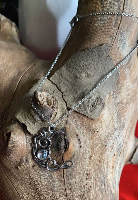 Colar com a pedra Selenite e com vários cristais e pedras