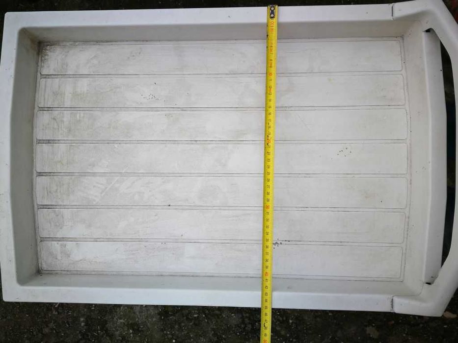 Plastikowy stolik na kółkach do ogrodu, podwórka, na grill