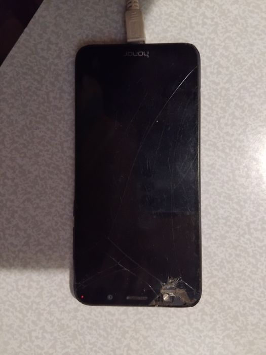 Продам телифон хонор.