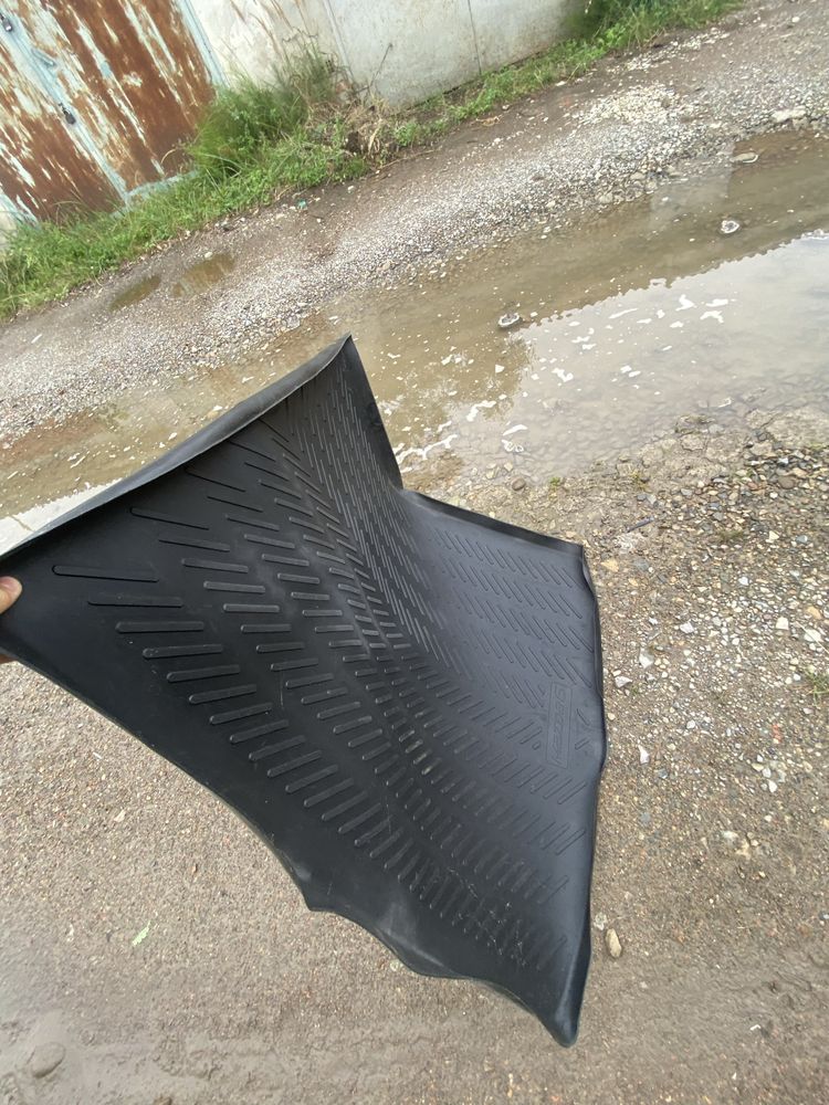 Продам коврик у багажник мазда 6