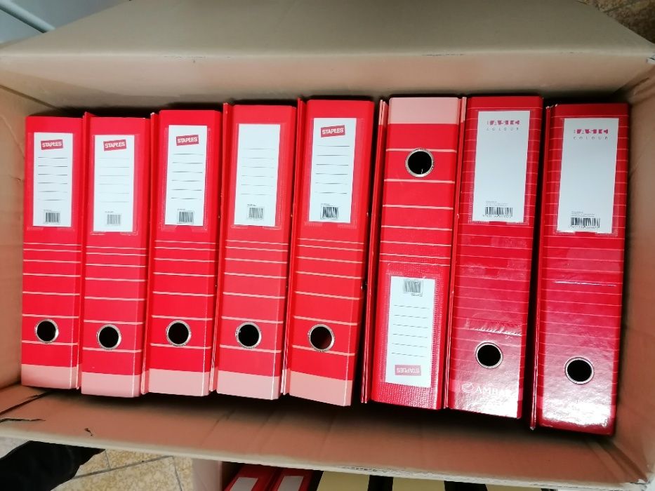 20 Dossier/Pastas Arquivo largas: marca Staples; Ambar e Leitz NOVAS
