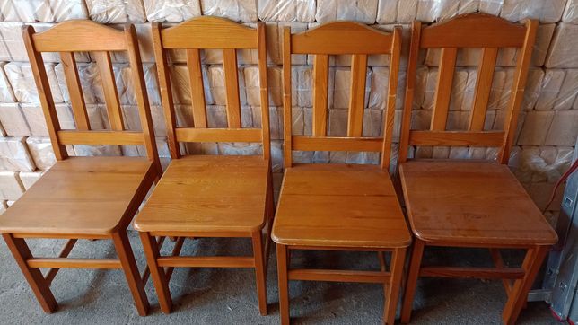 4 krzesełka drewniane w dobrym stanie