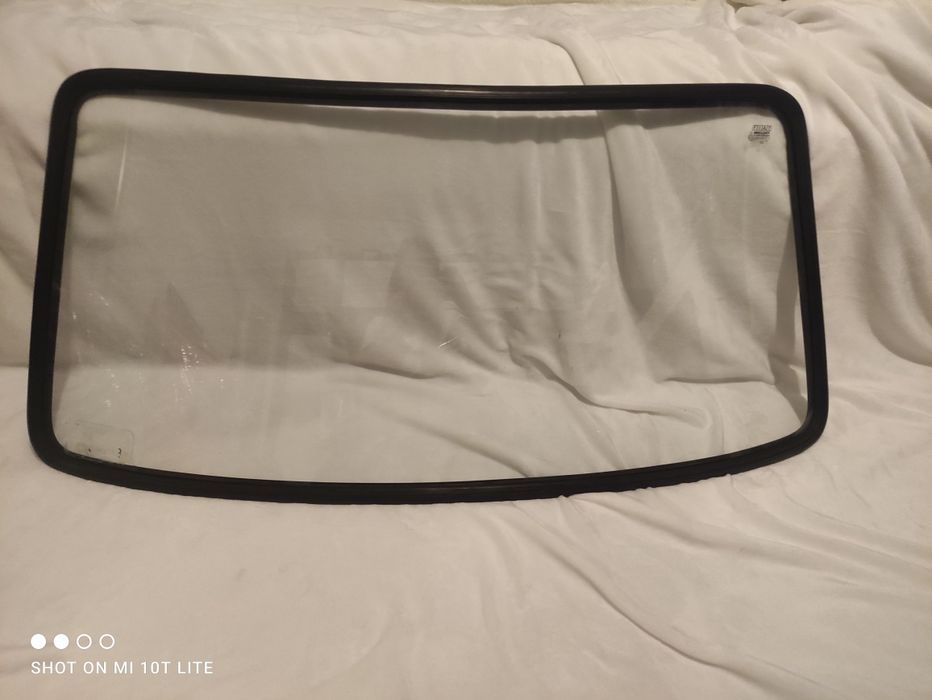 Przednia szyba wraz z uszczelką fiat 126p Maluch