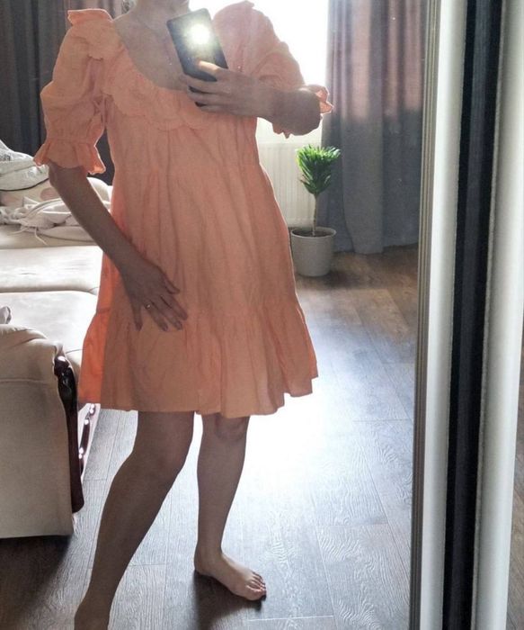 Персикова сукня з вишивкою