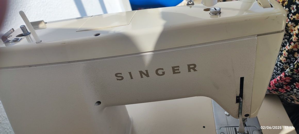 Máquina de costura Singer modelo 518 vários tipos de pontos