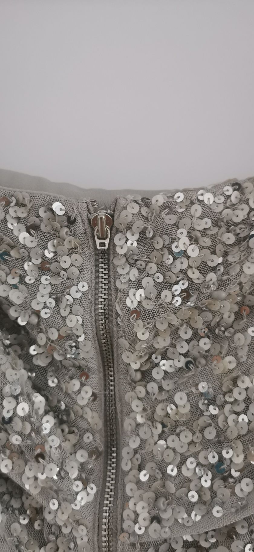 Maya r. 46 sukienka na wesele z cekinami tiulowa asos maxi