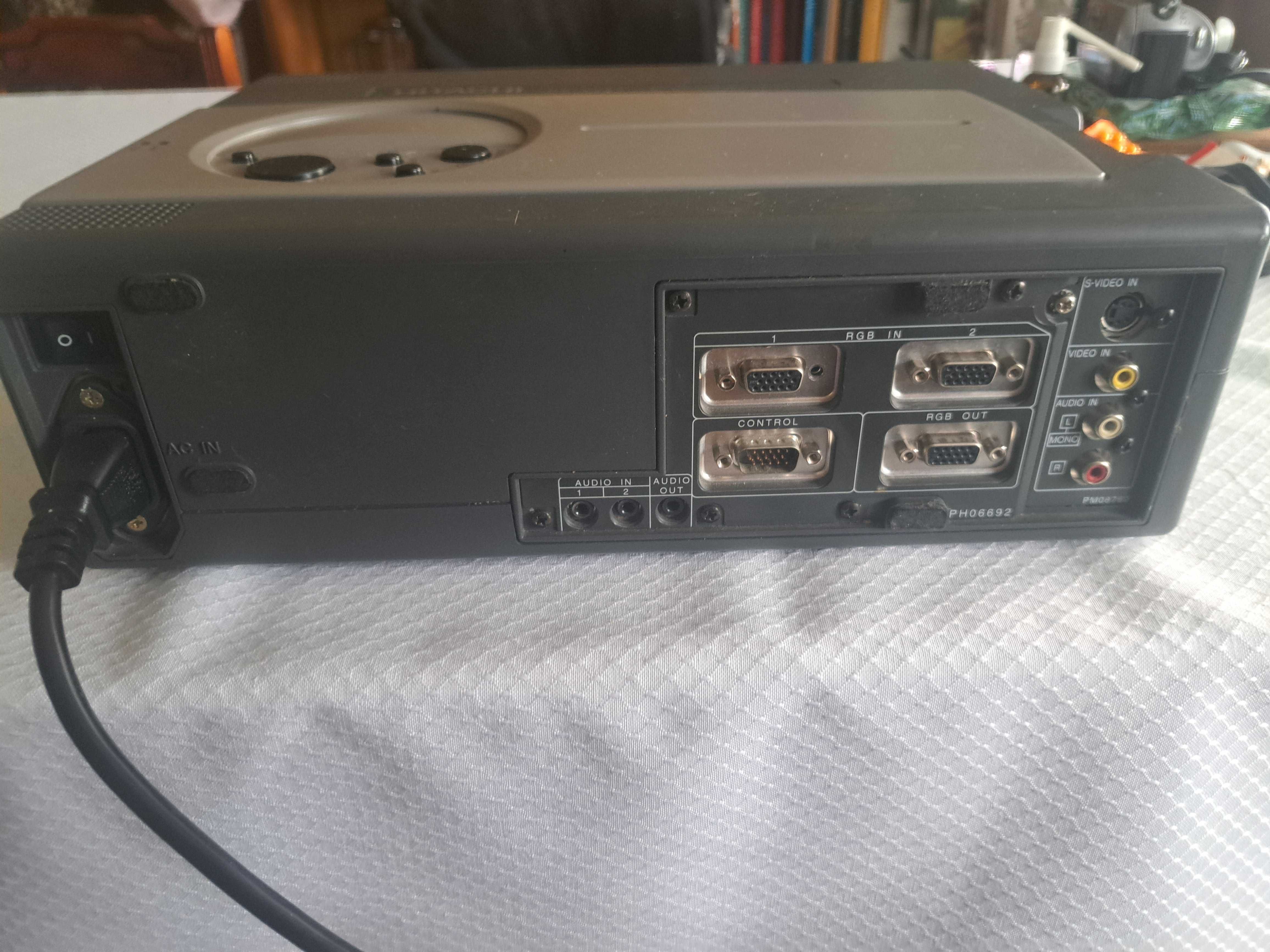 Projektor HITACHI CP-X935