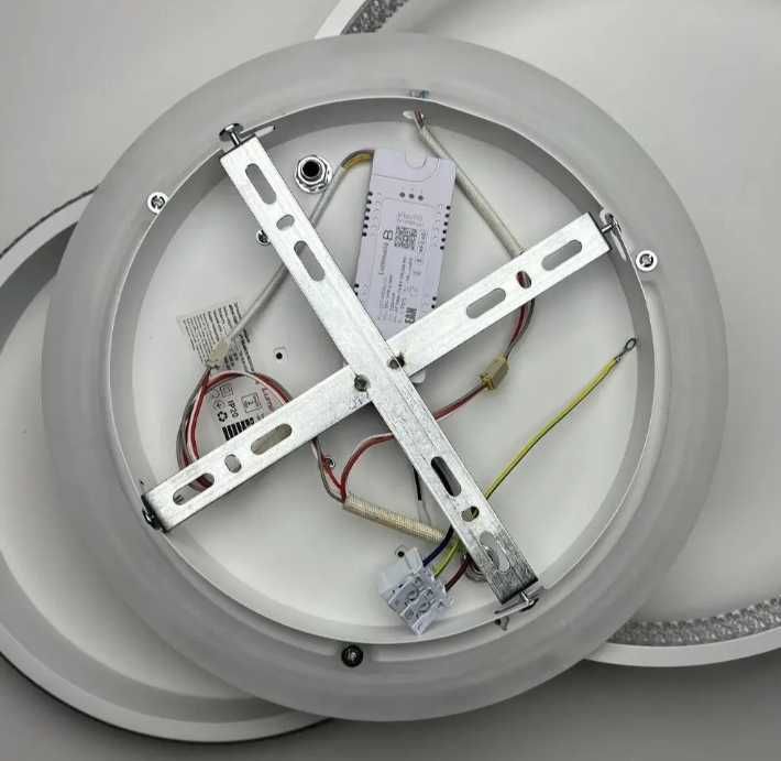 Продам нову люстру з пультом управління, не підійшов розмір, в Києві