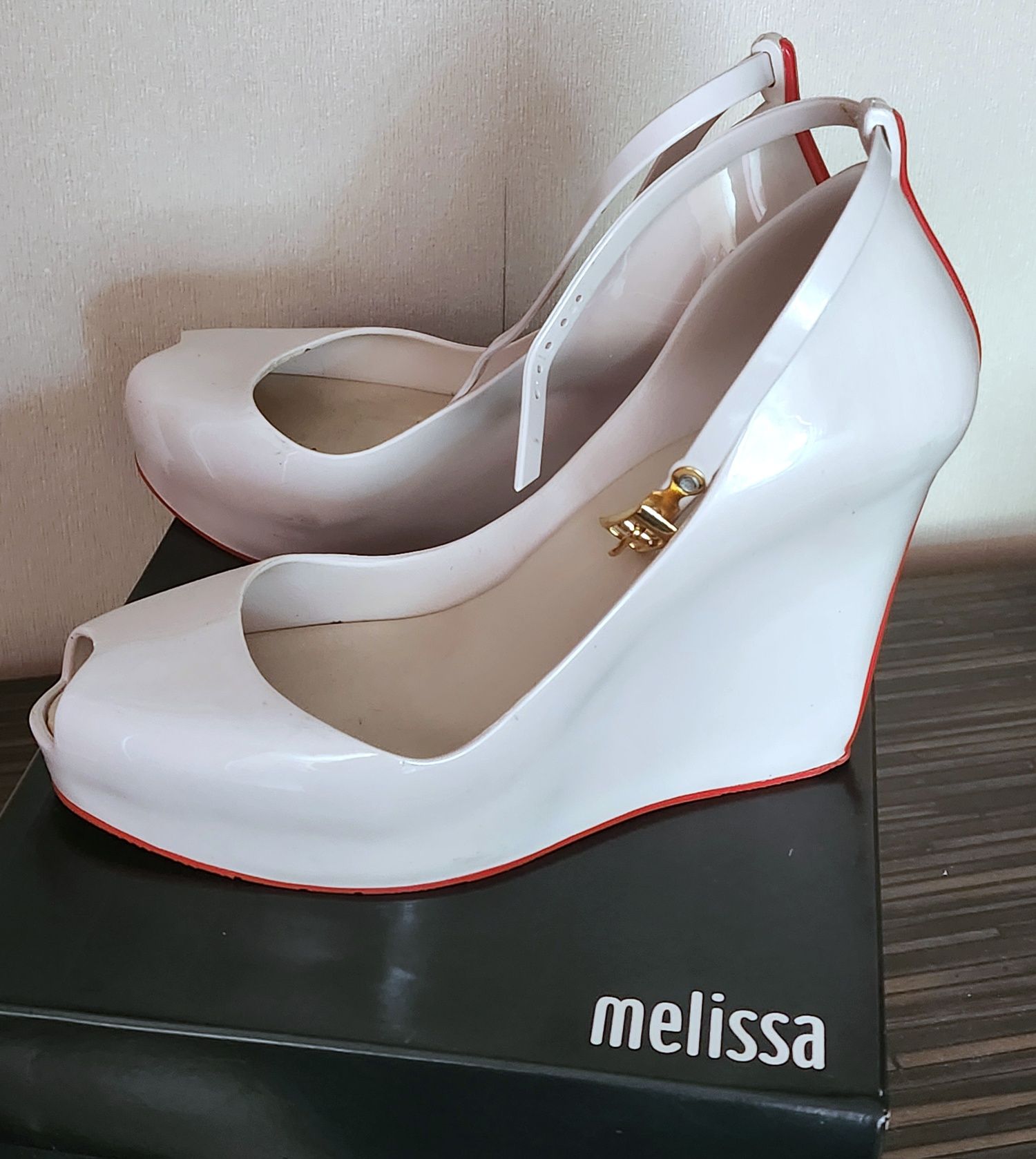 Sandały damskie na koturnie Melissa