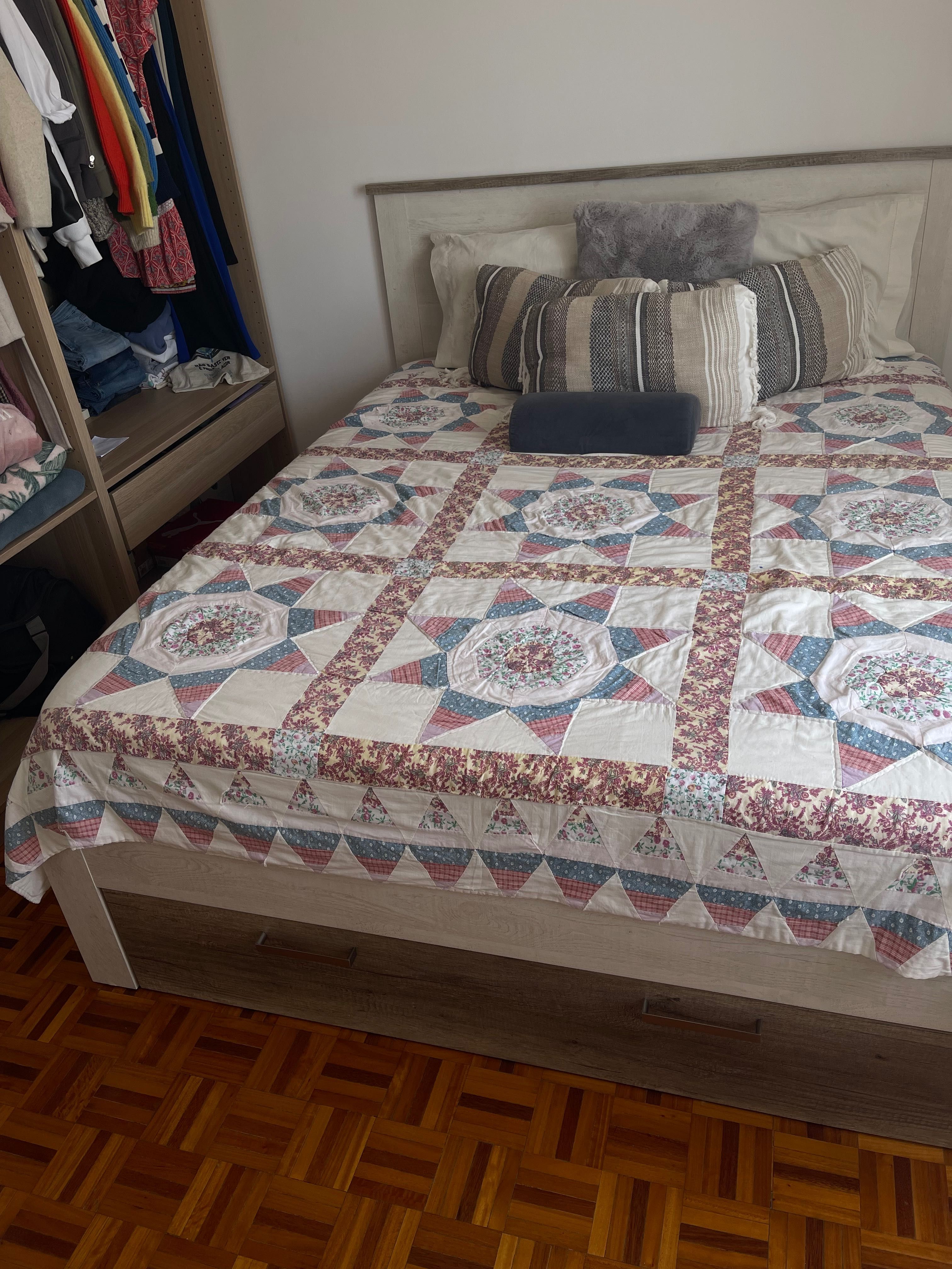 Cama de casal com colchão e 1 mesa de cabeceira