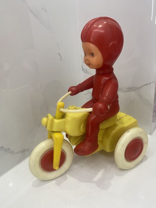 Zabawka motocyklista PRL duża