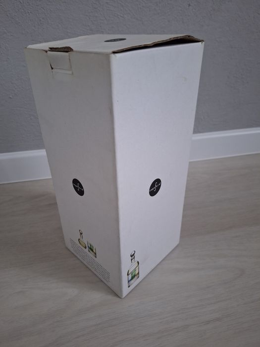 Karafka z pojemnikiem na lód i kolorowymi kieliszkami