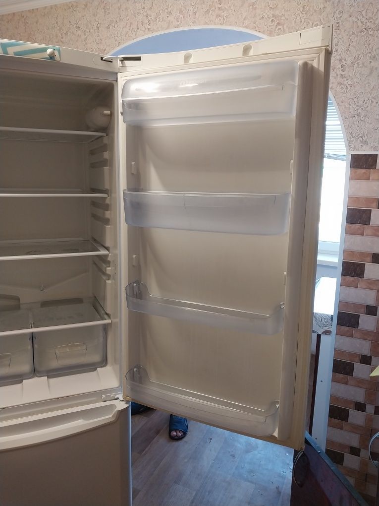 Продаю холодильник