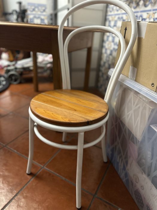 Mesa redonda com 4 cadeiras