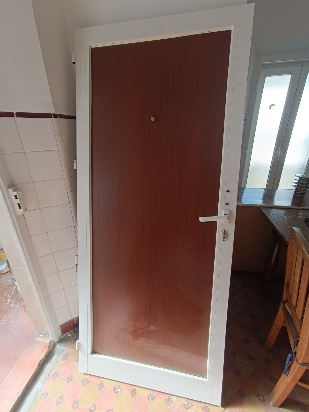 Vendo porta de alumínio lacado e madeira