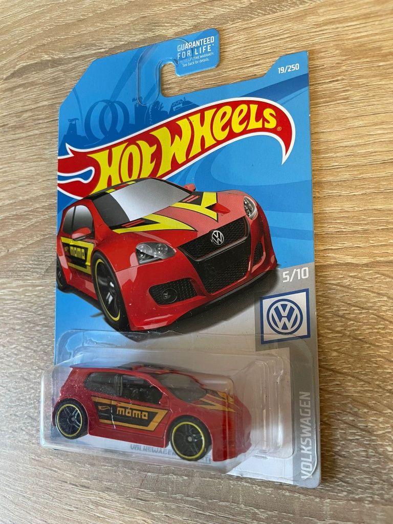 Hot Wheels Volkswagen VW Golf GTI Momo Racing Czerwony Long Card