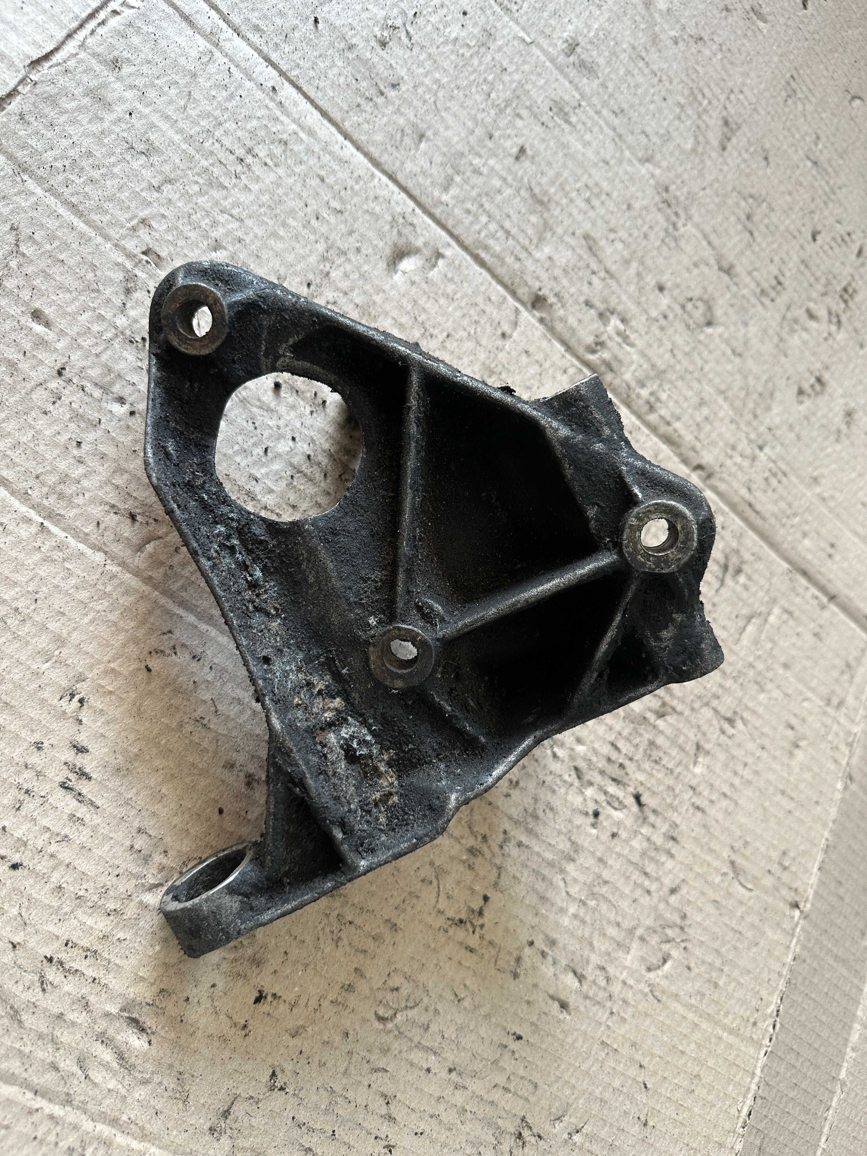 Кронштейн компресора Opel Omega 2.0 90156784